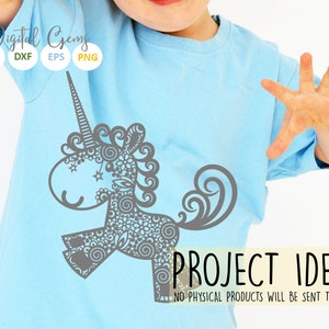 K&ouml;nnte beinhalten: Ein hellblaues T-Shirt mit einem grauen, filigranen, mandalaartigen Einhorn-Design. Der Text "PROJECT IDEA! NO PHYSICAL PRODUCTS WILL BE SENT TO YOU!" ist unter dem Design aufgedruckt.