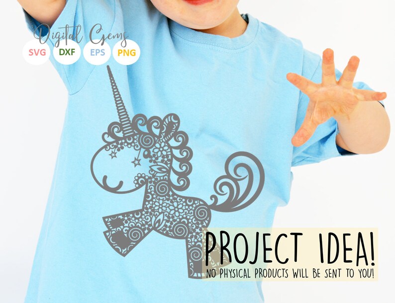K&ouml;nnte beinhalten: Ein hellblaues T-Shirt mit einem grauen, filigranen, mandalaartigen Einhorn-Design. Der Text "PROJECT IDEA! NO PHYSICAL PRODUCTS WILL BE SENT TO YOU!" ist unter dem Design aufgedruckt.