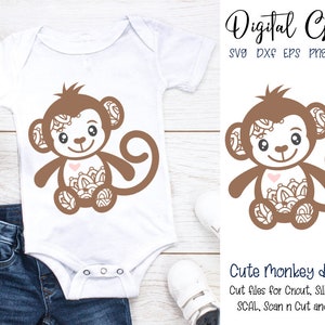 Può includere: Una scimmia marrone con un cuore rosa e un design a mandala sul ventre. La scimmia è seduta con la coda arrotolata attorno al suo corpo. L'immagine è un file di taglio digitale per progetti di artigianato.