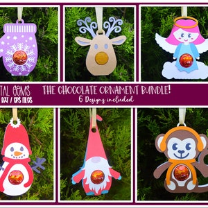 Può includere: Un set di sei modelli di addobbi natalizi stampabili con un pupazzo di neve, una renna, un angelo, un gnomo, una scimmia e un guanto. Ogni modello include uno spazio per inserire un cioccolatino. I modelli sono etichettati "The Chocolate Ornament Bundle! 6 Designs Included".