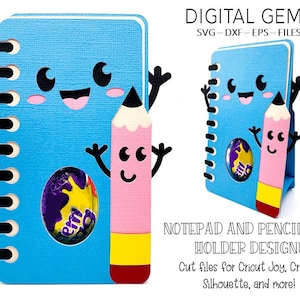 Può includere: Un blocco note blu con una matita e un foro rotondo per un uovo. Il blocco note e la matita hanno facce carine. Il testo "DIGITAL GEMS" e "SVG - DXF - EPS - FILES" è nella parte superiore dell'immagine. Il testo "NOTEPAD AND PENCIL EGG HOLDER DESIGN!" è nella parte inferiore dell'immagine. Il testo "Cut files for Cricut Joy, Cricut, Silhouette, and more!" è nella parte inferiore dell'immagine.