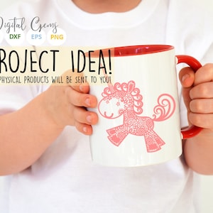 K&ouml;nnte beinhalten: Eine wei&szlig;e Tasse mit rotem Rand und Henkel, die ein rosafarbenes Einhorn-Design mit filigranen Details zeigt. Die Tasse wird von einer Kinderhand gehalten. Der Text "PROJECT IDEA!" ist &uuml;ber der Tasse zu sehen, und "NO PHYSICAL PRODUCTS WILL BE SENT TO YOU!" ist unter der Tasse zu sehen.