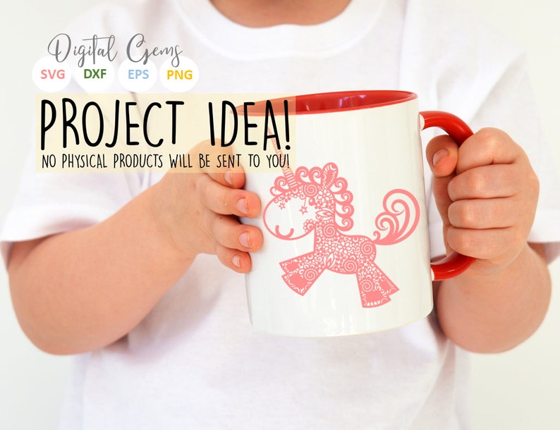 K&ouml;nnte beinhalten: Eine wei&szlig;e Tasse mit rotem Rand und Henkel, die ein rosafarbenes Einhorn-Design mit filigranen Details zeigt. Die Tasse wird von einer Kinderhand gehalten. Der Text "PROJECT IDEA!" ist &uuml;ber der Tasse zu sehen, und "NO PHYSICAL PRODUCTS WILL BE SENT TO YOU!" ist unter der Tasse zu sehen.