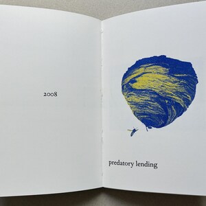 K&ouml;nnte beinhalten: Ein offenes Buch mit einer blau-gelben Illustration eines Wespennestes und einer Wespe. Der Text "predatory lending" steht unter der Illustration. Das Jahr "2008" ist auf der gegen&uuml;berliegenden Seite abgedruckt.