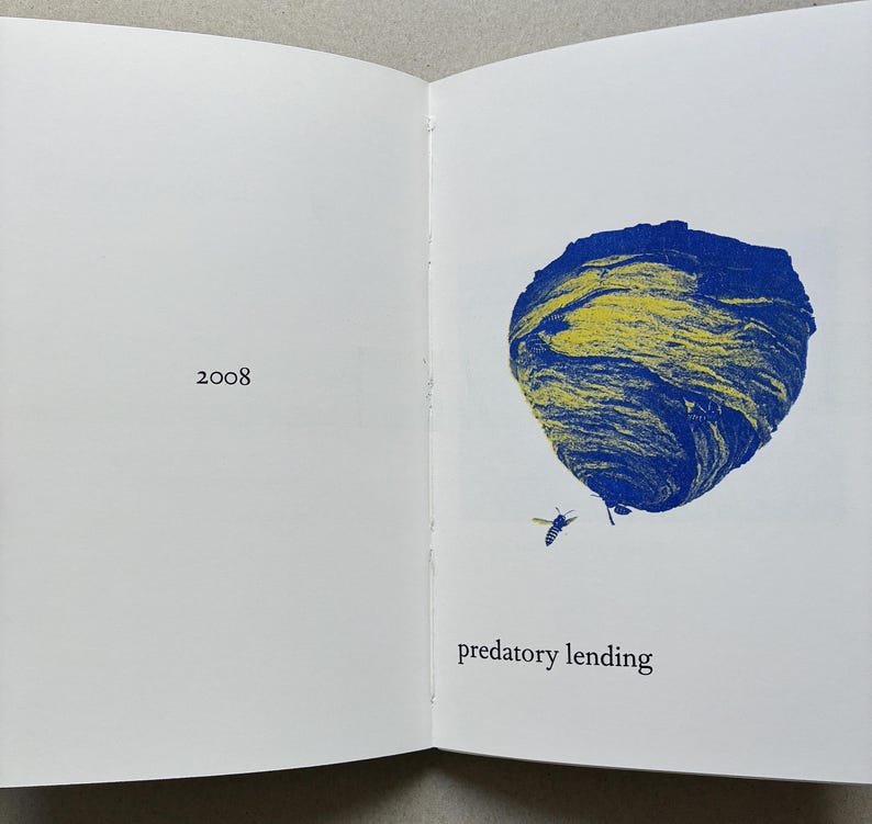 K&ouml;nnte beinhalten: Ein offenes Buch mit einer blau-gelben Illustration eines Wespennestes und einer Wespe. Der Text "predatory lending" steht unter der Illustration. Das Jahr "2008" ist auf der gegen&uuml;berliegenden Seite abgedruckt.