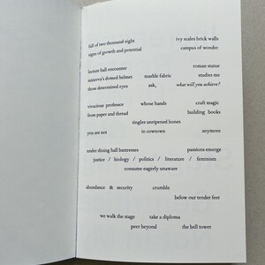 K&ouml;nnte beinhalten: Offene Buchseiten mit schwarzem Text. S&auml;tze wie "fall of two thousand eight", "lecture hall encounter" und "the bell tower" sind zu lesen. Das Buch liegt auf einer hellgrauen Oberfl&auml;che.