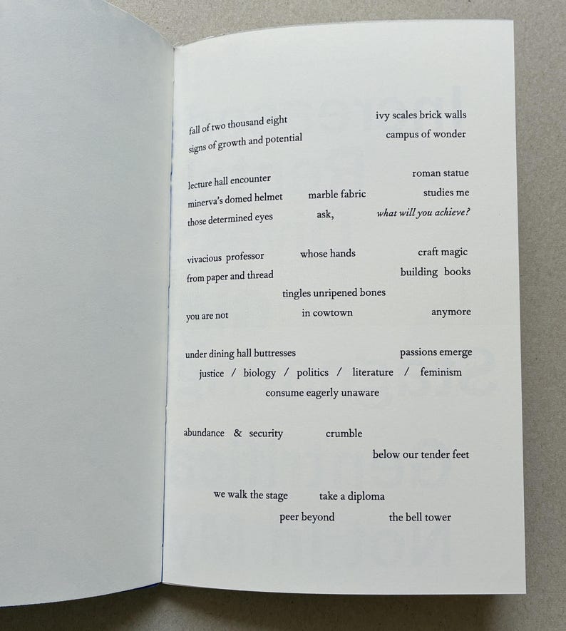K&ouml;nnte beinhalten: Offene Buchseiten mit schwarzem Text. S&auml;tze wie "fall of two thousand eight", "lecture hall encounter" und "the bell tower" sind zu lesen. Das Buch liegt auf einer hellgrauen Oberfl&auml;che.
