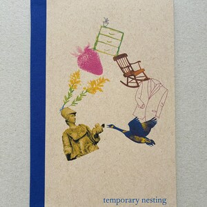 K&ouml;nnte beinhalten: Ein beiges Notizbuch mit blauem R&uuml;cken zeigt eine Collage von Illustrationen. Eine Statue, eine Gans, ein Schaukelstuhl und andere Objekte sind abgebildet. Der Text "temporary nesting" ist auf dem Cover aufgedruckt.
