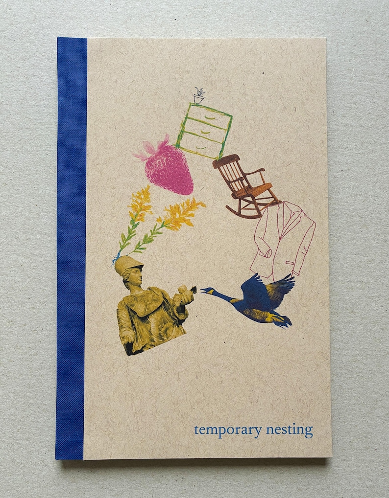 K&ouml;nnte beinhalten: Ein beiges Notizbuch mit blauem R&uuml;cken zeigt eine Collage von Illustrationen. Eine Statue, eine Gans, ein Schaukelstuhl und andere Objekte sind abgebildet. Der Text "temporary nesting" ist auf dem Cover aufgedruckt.
