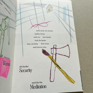 K&ouml;nnte beinhalten: Offene Buchseite mit einer Zeichnung einer Axt und eines Streichholzes. Der Text enth&auml;lt S&auml;tze wie "stash away our monies" und "build a home". Die Illustration hat einen skurrilen, handgezeichneten Stil.