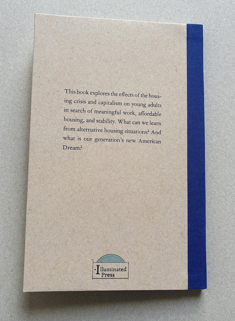 K&ouml;nnte beinhalten: Buchcover mit Text, der die Auswirkungen der Wohnungskrise und des Kapitalismus auf junge Erwachsene untersucht. Der Einband ist beige mit blauem R&uuml;cken und dem Text "Illuminated Press".