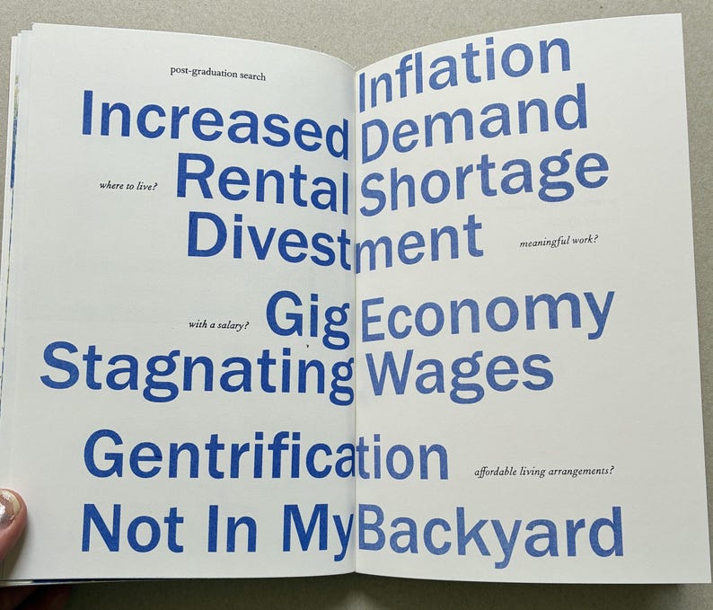K&ouml;nnte beinhalten: Offene Buchseiten mit blauem Text auf wei&szlig;em Hintergrund. Der Text enth&auml;lt S&auml;tze wie "Erh&ouml;hter Mietpreis", "Inflationsnachfrage" und "Nicht in meinem Hinterhof". Die W&ouml;rter sind in einer fetten, serifenlosen Schrift.