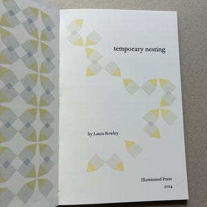 K&ouml;nnte beinhalten: Aufgeschlagenes Buch mit dem Titel "temporary nesting" von Laura Rowley. Das Cover zeigt geometrische Muster in Gelb, Grau und Blau. Herausgegeben von Illuminated Press, Jahr 2024.