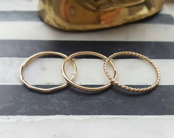 Gouden stapelringsset (TWO RINGS); roségouden stapelringen; gouden ringen, roségouden ringen; stapelbare ringen; sierlijke ringen; gouden stapelring