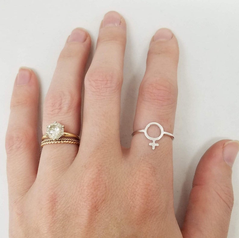 Symbole féminin Ring lautonomisation des femmes symbole féminin des cadeaux pour elle féministe bijoux féministes symbole de Vénus Symbole de la femme cadeau féminisme image 2