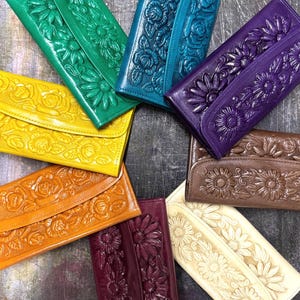 Cartera de piel 100 % auténtica, hecha a mano. Rosas. Estilo vaquero. Estilo western. Estilo bohemio chic. Hecha a mano.