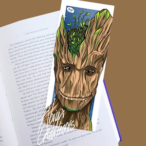 Può includere: Un'illustrazione digitale di un personaggio verde, marrone e giallo con un grande viso sorridente. Il personaggio ha una corona di foglie e un corpo marrone testurizzato. Lo sfondo è blu scuro con stelle bianche.