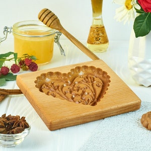 Lebkuchenform Muster geschnitzt. Herz mit Blumen. Ausstechform aus Holz. Backen Springerle Stempel