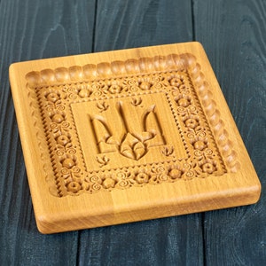 Lebkuchenform Muster geschnitzt. Emblem der Ukraine. Ausstechform aus Holz. Backen Springerle Stempel