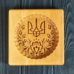 Lebkuchenform Muster geschnitzt. Emblem der Ukraine. Ausstechform aus Holz. Backen Springerle Stempel