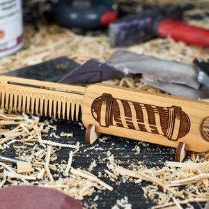 Haar- und Bartkamm mit Barbershop-Logo. Individuelle Gravur. Friseur Visitenkarte