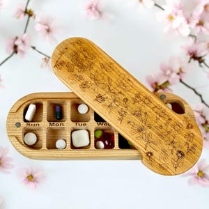Umweltfreundliche Pillendose aus Holz mit 14 Fächern zur Aufbewahrung von Buttercups-2
