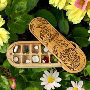 Umweltfreundliche Pillenbox aus Holz mit 14 Fächern zur Aufbewahrung Chrysantheme-2