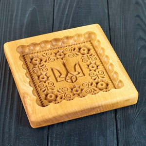 Lebkuchenform Muster geschnitzt. Emblem der Ukraine. Ausstechform aus Holz. Backen Springerle Stempel