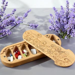 7 Tage Pillendose aus Holz. Natürliche Holz Pillendose. Umweltfreundliche 7-Tage-Pillenaufbewahrung Flockenblume-1