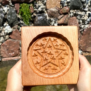 Lebkuchenform Muster geschnitzt. Sternschnuppe. Ausstecher aus Holz. Backen Springerle Stempel