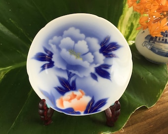 Fukagawa Miniature Plate #6 Japon 花王 Kaou 牡丹 Botan Pioen Peony Blossoms Schotel "Fukagawa Blue" White Peach Porcelain Schaal Arita Japan