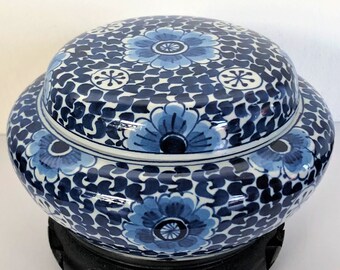 1969 Royal Delft Jewelry Trinket Box Blauw "Decor Oosterloo" 花王 Kaou Pieon Peony Large Deksel Box by de Porceleyne Fles Cache Pot Cachepot