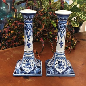 TWO Royal Delft 1960 Candlesticks Pair Delfts Blauw Kandelaars Floral 花王 Kaou Pioen Peony Blossoms Flower Candle Holders De Porceleyne Fles