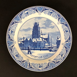 K&ouml;nnte beinhalten: Blau-wei&szlig;e Delft-Platte mit einer Winterszene einer holl&auml;ndischen Stadt und dem Text "Kerstmis 1969".