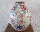 Large Iroe Imari 唐草 Arabesque 梅 Ume Plum Vase Kakiemon Style Vaas 菊 Kiku Chrysant Chrysanthemum Urn Floral Jug Jar Khoury Le Raincy France