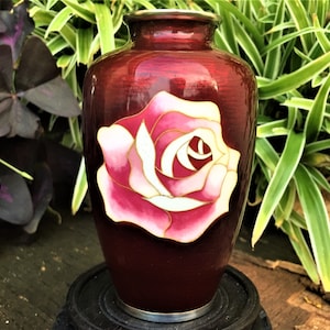 有線七宝 Yusen Shippo Cloisonne Vase 紅薔薇 Red Rose Blossom On Akasuke Red Ginbari Vaas Embossed Basket Weave Foil Urn Silver Rim Jar Japan