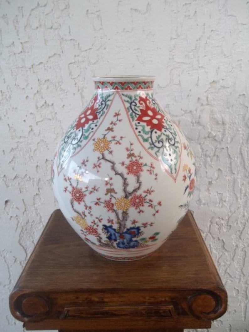 Large Iroe Imari 唐草 Arabesque 梅 Ume Plum Vase Kakiemon Style Vaas 菊 Kiku Chrysant Chrysanthemum Urn Floral Jug Jar Khoury Le Raincy France image 1