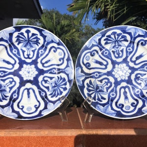 1800's TWO Plates #A Signed Dainippon Hizen Arita Aoki-sei 染付 Sometsuke 阿蘭陀海芋 Calla Lily Blossoms Dish Pair Floral Porcelain Wall Art Japan image 1