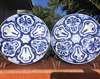 1800's TWO Plates #A Signed Dainippon Hizen Arita Aoki-sei 染付 Sometsuke 阿蘭陀海芋 Calla Lily Blossoms Dish Pair Floral Porcelain Wall Art Japan