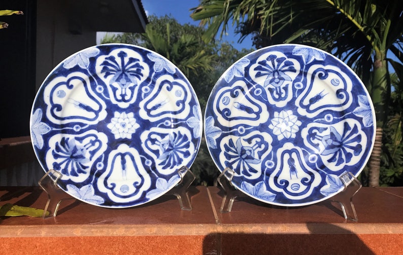 1800's TWO Plates #A Signed Dainippon Hizen Arita Aoki-sei 染付 Sometsuke 阿蘭陀海芋 Calla Lily Blossoms Dish Pair Floral Porcelain Wall Art Japan image 1