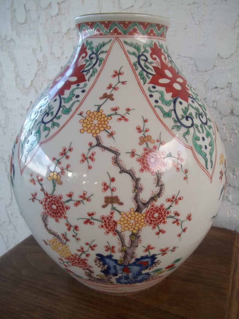 Large Iroe Imari 唐草 Arabesque 梅 Ume Plum Vase Kakiemon Style Vaas 菊 Kiku Chrysant Chrysanthemum Urn Floral Jug Jar Khoury Le Raincy France image 2