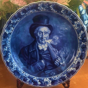 HUGE! Royal Delft 1962 Rare Charger ''Pipe Smoker with Top Hat'' Large Old Delfts Blauw Schotel after Eerelman Plate Dish de Porceleyne Fles Bild 2