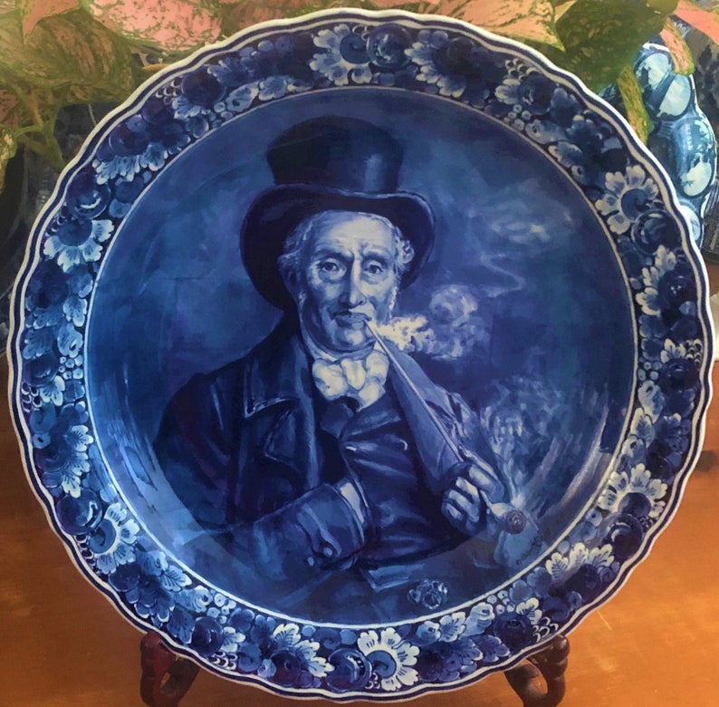 HUGE! Royal Delft 1962 Rare Charger ''Pipe Smoker with Top Hat'' Large Old Delfts Blauw Schotel after Eerelman Plate Dish de Porceleyne Fles Bild 2