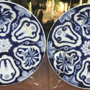 1800's TWO Plates #A Signed Dainippon Hizen Arita Aoki-sei 染付 Sometsuke 阿蘭陀海芋 Calla Lily Blossoms Dish Pair Floral Porcelain Wall Art Japan image 2