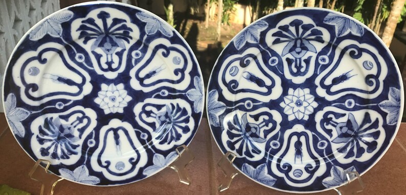 1800's TWO Plates #A Signed Dainippon Hizen Arita Aoki-sei 染付 Sometsuke 阿蘭陀海芋 Calla Lily Blossoms Dish Pair Floral Porcelain Wall Art Japan image 2