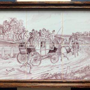 Puede incluir: Un azulejo vintage que representa un carruaje tirado por caballos con pasajeros, un perro corriendo delante y una persona corriendo detr&aacute;s. El azulejo est&aacute; enmarcado en madera y tiene un fondo blanco con detalles marrones.