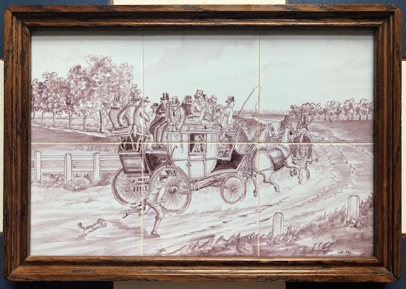 Puede incluir: Un azulejo vintage que representa un carruaje tirado por caballos con pasajeros, un perro corriendo delante y una persona corriendo detr&aacute;s. El azulejo est&aacute; enmarcado en madera y tiene un fondo blanco con detalles marrones.