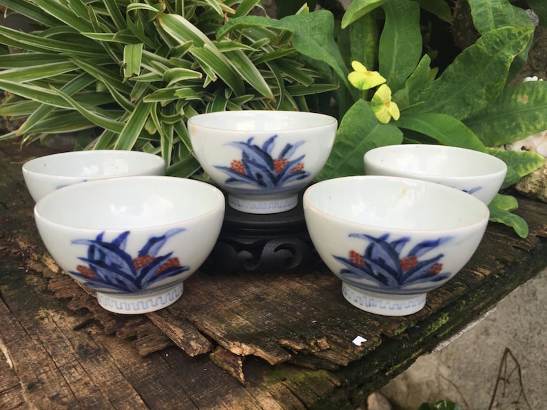 Five Kakiemon 茶碗 Sencha Tea Bowls 万年青 Omoto Sacred Lily Red Berries Plant 渦福 Ko-Imari Sometsuke Chawan Porcelain Teacups Sake Cup Free SH image 1