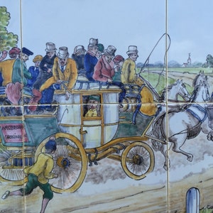 Puede incluir: Una ilustraci&oacute;n vintage de un carruaje tirado por caballos con pasajeros viajando por un camino de tierra. El carruaje es verde y blanco con un letrero que dice "Amsterdam - Groningen". El carruaje es tirado por tres caballos y hay varias personas viajando dentro. La escena est&aacute; pintada en un estilo colorido.