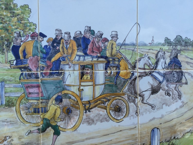 Puede incluir: Una ilustraci&oacute;n vintage de un carruaje tirado por caballos con pasajeros viajando por un camino de tierra. El carruaje es verde y blanco con un letrero que dice "Amsterdam - Groningen". El carruaje es tirado por tres caballos y hay varias personas viajando dentro. La escena est&aacute; pintada en un estilo colorido.